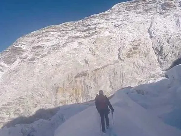 Lobuche East vs Island Peak