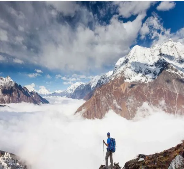 manaslu climbing route with climbers at the top best view