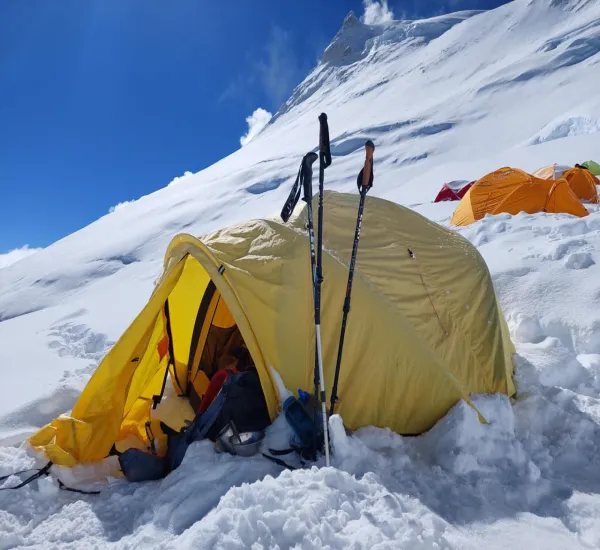 manaslu expeition tent at cliff
