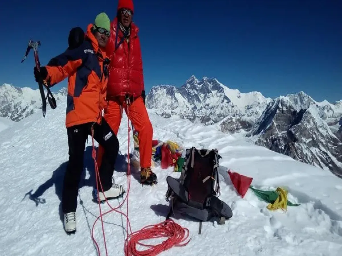 Lobuche peak with guide fully equipped