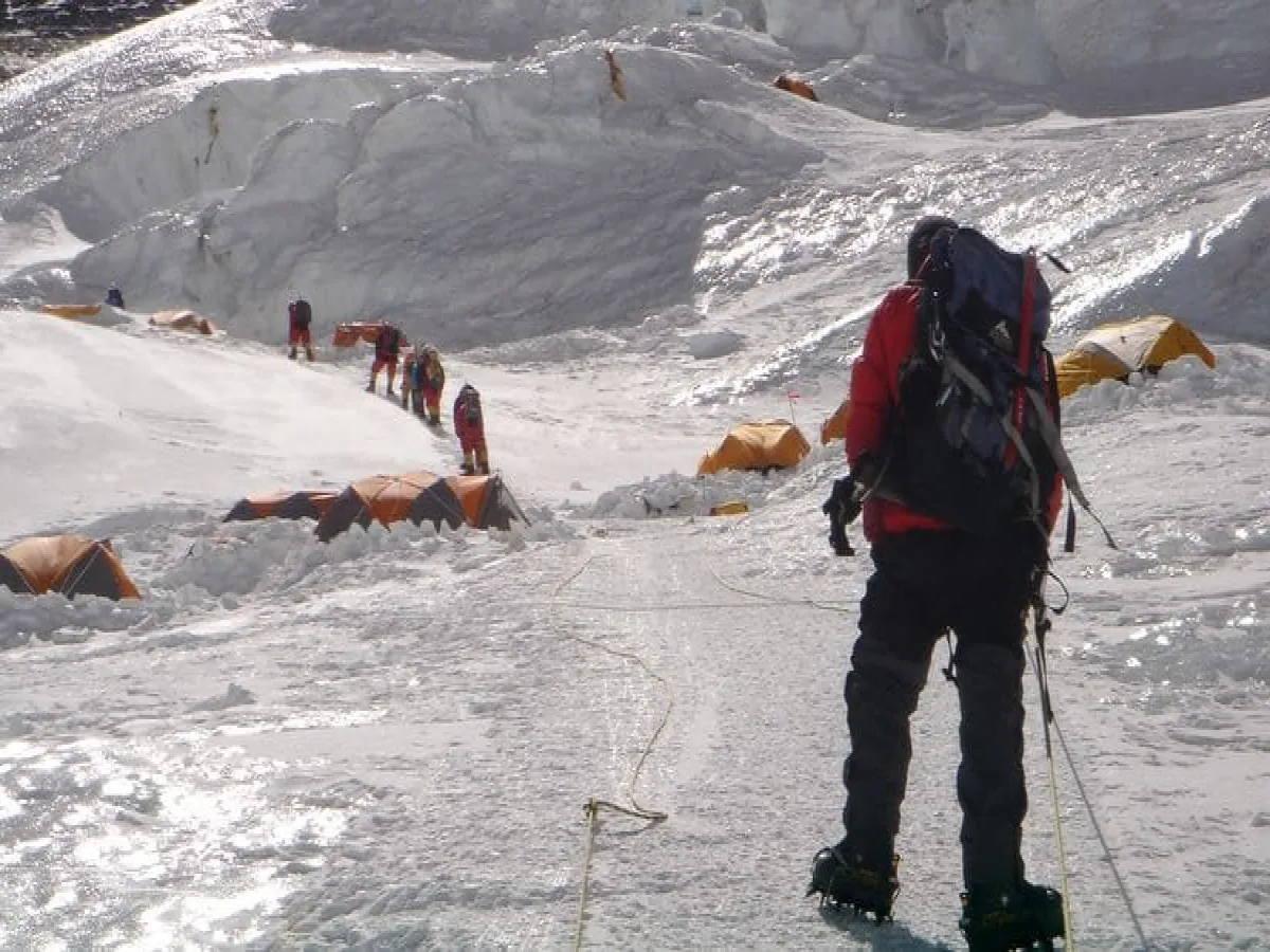 makalu climb where climbers are going at the top