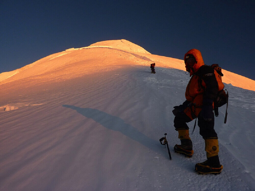 climbg baruntse in autumn 