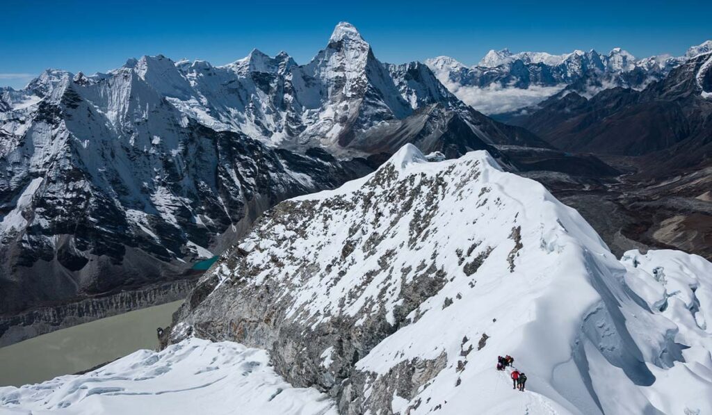 best climbing peaks in nepal for spring island peak 