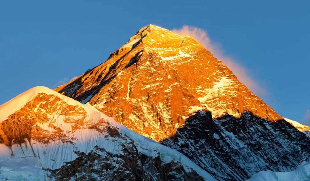 the tall mount everest with sunrise