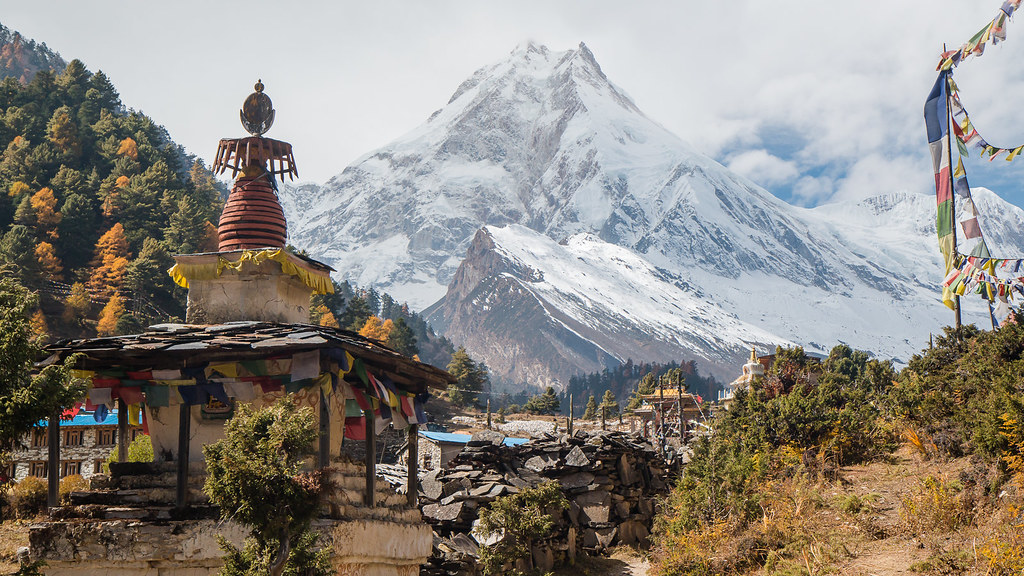 manaslu with stupa