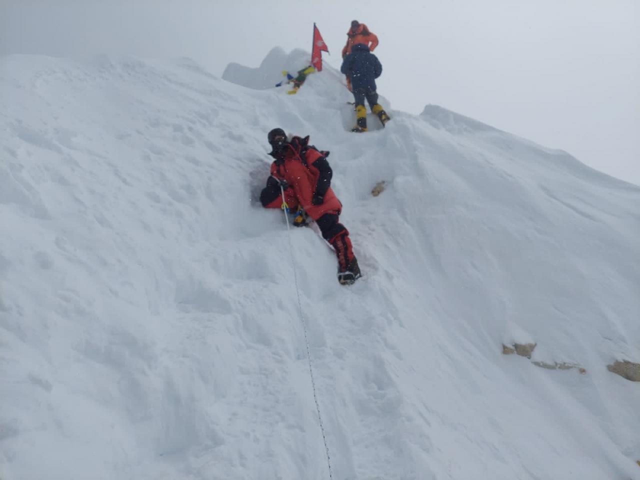 manaslu climbing at the top