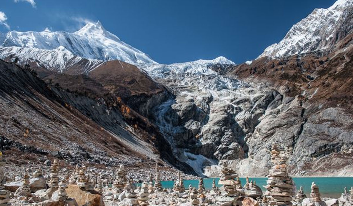 manaslu with beautiful lake