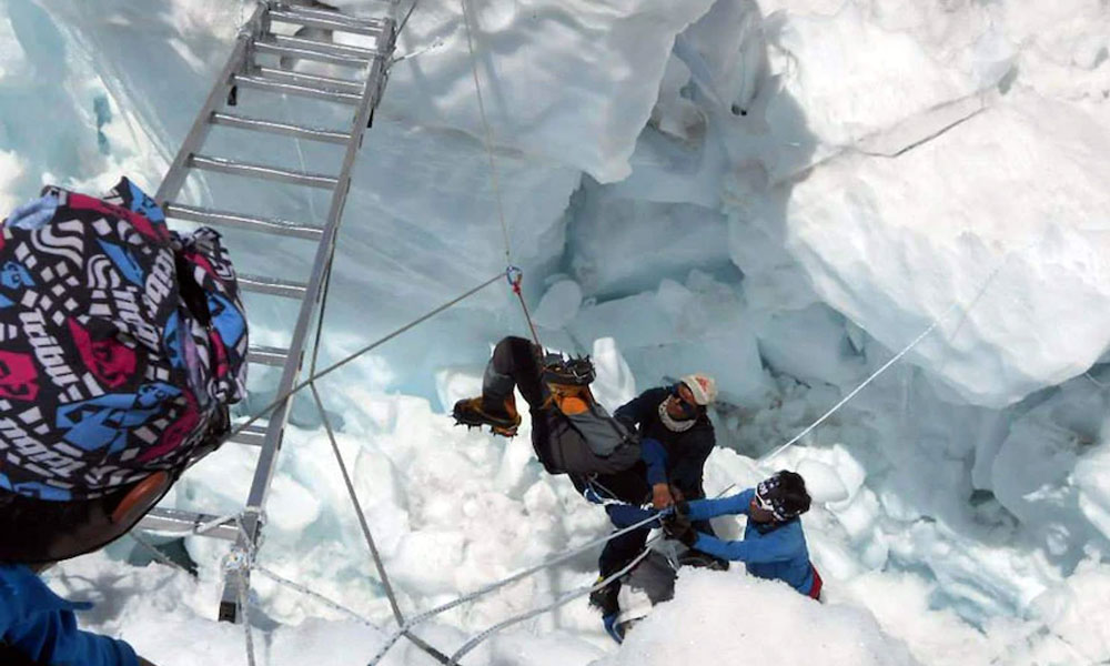 guides helping climbers 