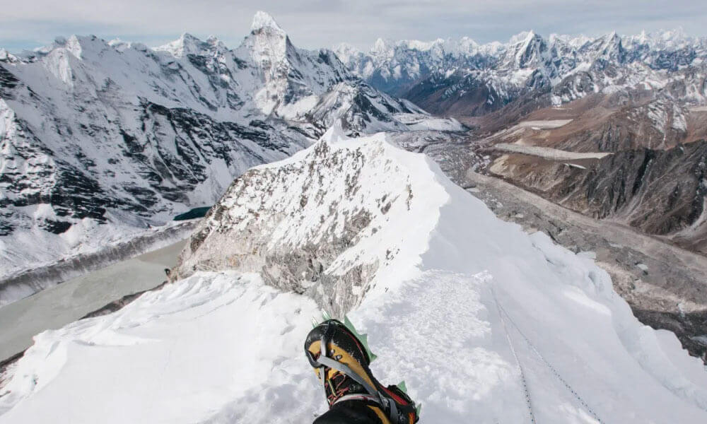 climb island peak without guide 