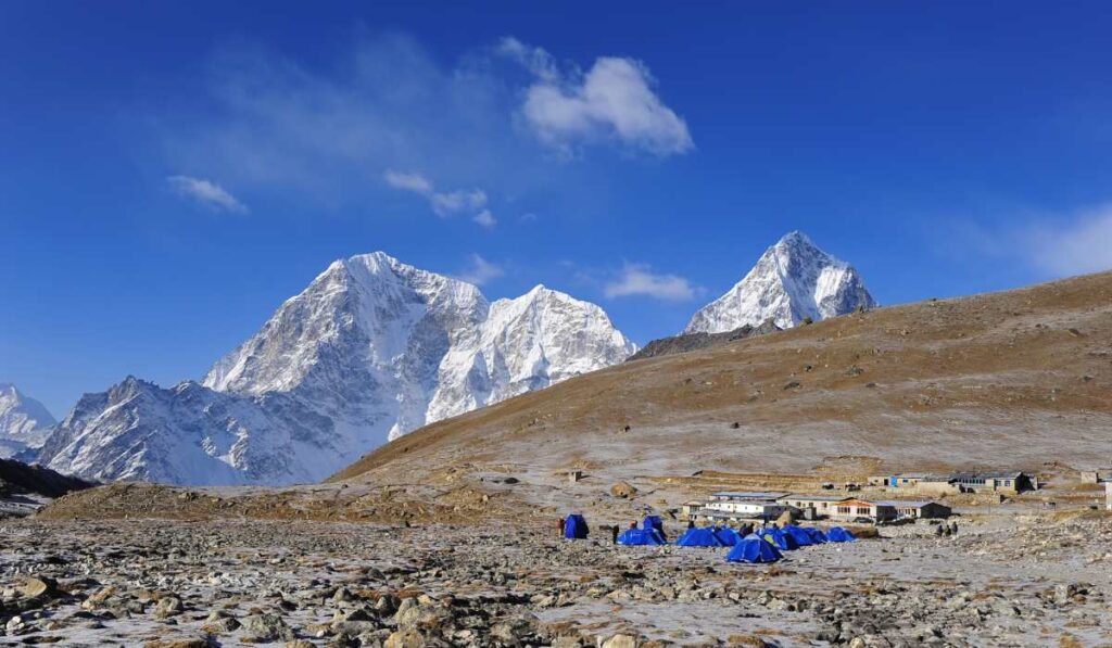 Lobuche peak food and accommodation