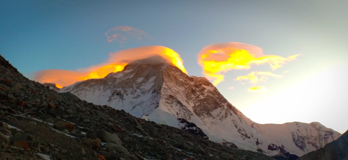 makalu mount view with sunrise